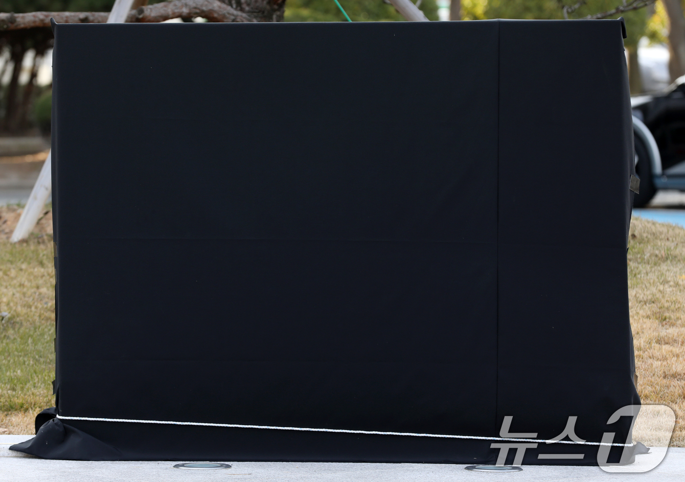 (창원=뉴스1) 윤일지 기자 = 11일 오후 경남 창원시 성산구 한국산업단지공단 경남지역본부 앞에 설치된 윤석열 대통령의 친필이 새겨진 표지석에 검은 가림막이 설치돼 있다.해당 표 …