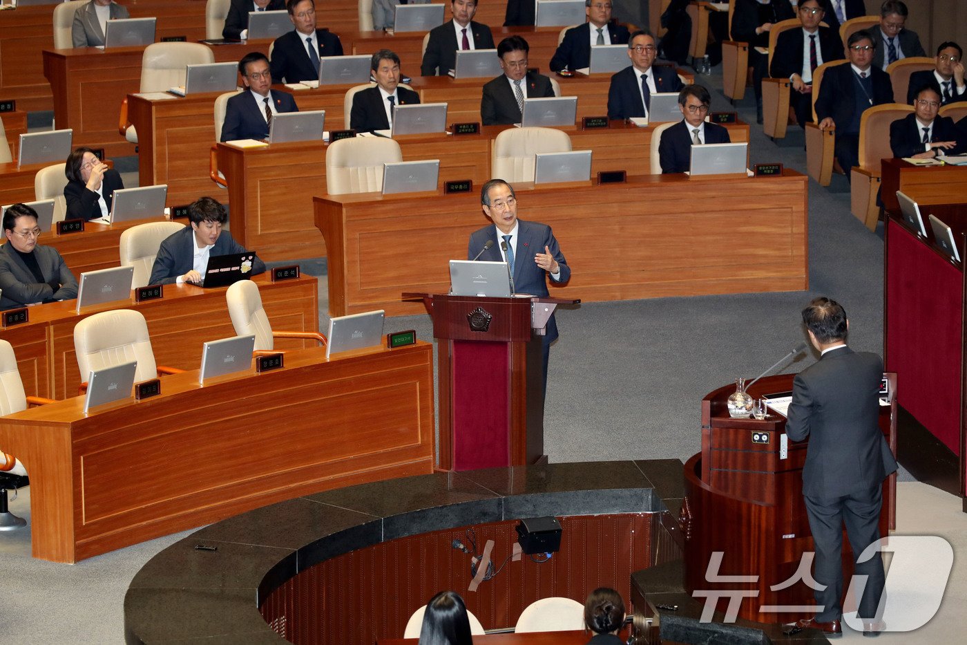 한덕수 국무총리가 11일 오후 서울 여의도 국회에서 열린 제419회국회&#40;임시회&#41; 제1차 본회의 윤석열 대통령 위헌적 비상계엄 선포 내란행위 관련 긴급현안질문에서 박범계 더불어민주당 의원의 질의에 답하며 설전을 벌이고 있다.2024.12.11/뉴스1 ⓒ News1 이광호 기자