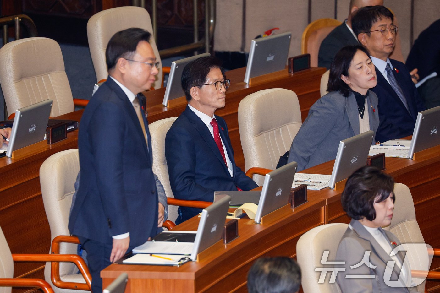 11일 오후 서울 여의도 국회에서 열린 제419회국회&#40;임시회&#41; 제1차 본회의에서 서영교 더불어민주당 의원의 윤석열 대통령 위헌적 비상계엄 선포 내란 행위 관련 국민 향한 사과 요구에 일부 국무위원들이 일어나 있다. 2024.12.11/뉴스1 ⓒ News1 안은나 기자