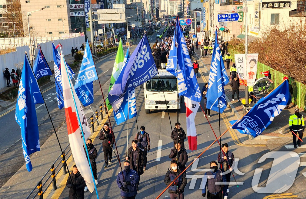 (천안=뉴스1) 이시우 기자 = 민주노총 세종충남본부 소속 조합원들이 11일 충남 천안 신부동 신세계백화점 앞에서 총파업 결의대회를 마친 후 윤석열 대통령 퇴진을 촉구하며 국민의힘 …