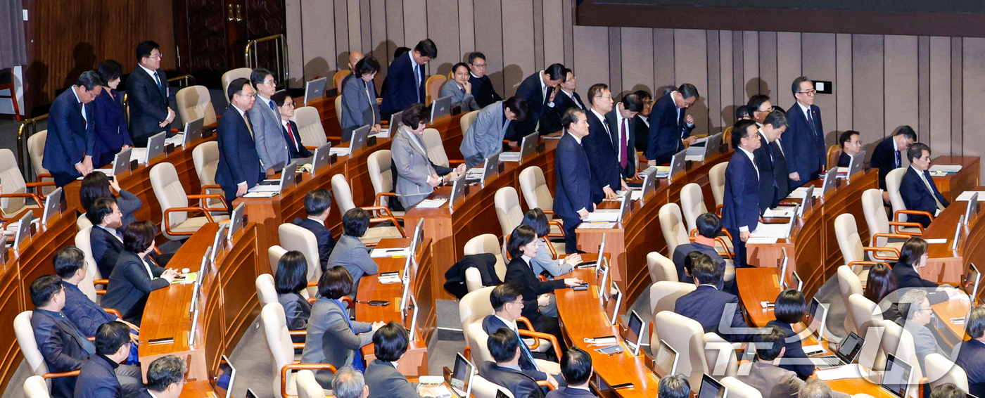 (서울=뉴스1) 안은나 기자 = 11일 오후 서울 여의도 국회에서 열린 제419회국회(임시회) 제1차 본회의에서 서영교 더불어민주당 의원의 윤석열 대통령 위헌적 비상계엄 선포 내란 …