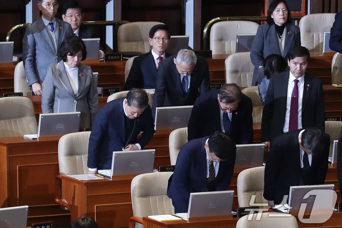 본문 이미지 - 김문수 고용노동부장관이 11일 오후 서울 여의도 국회에서 열린 제419회국회&#40;임시회&#41; 제1차 본회의 윤석열 대통령 위헌적 비상계엄 선포 내란행위 관련 긴급현안질문에서 계엄 사태와 관련해 국무위원들이 자리에서 일어나 국민들에게 허리 숙여 사과하고 있는 가운데 자리를 지키고 있다. 2024.12.11/뉴스1 ⓒ News1 이광호 기자