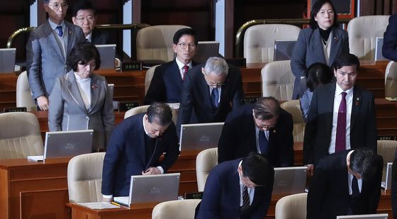 '계엄 사태' 사과에 자리 지키는 김문수 장관