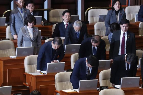 계엄 선포 전 국무회의 '5분' 진행…"회의록엔 발언 없어"(종합)