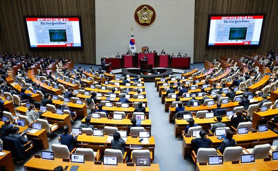 "즉각 탄핵, 한총리 머리 수정해야" vs "비상계엄 고도 통치행위"