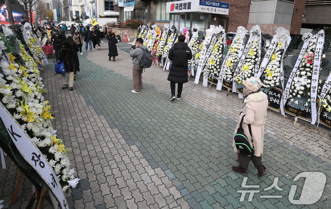 (대구=뉴스1) 공정식 기자 = 11일 오후 대구 수성구 범어동 국민의힘 대구경북 당사 앞에 '내란공범 국짐당 장례식'을 앞두고 익명의 시민들이 보낸 근조 화환이 줄지어 세워져 있 …