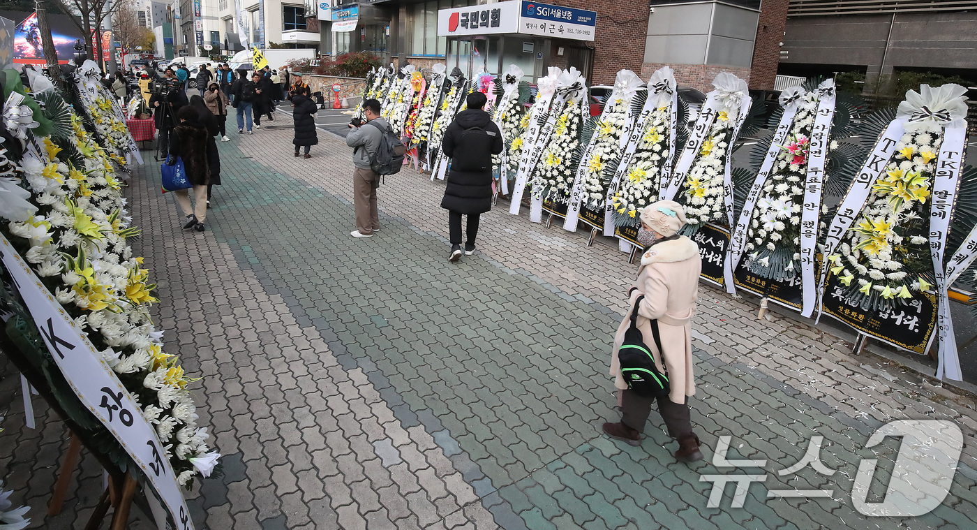 (대구=뉴스1) 공정식 기자 = 11일 오후 대구 수성구 범어동 국민의힘 대구경북 당사 앞에 '내란공범 국짐당 장례식'을 앞두고 익명의 시민들이 보낸 근조 화환이 줄지어 세워져 있 …