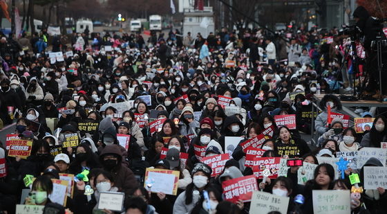 아이돌 노래가 흘러나오는 '촛불문화제'