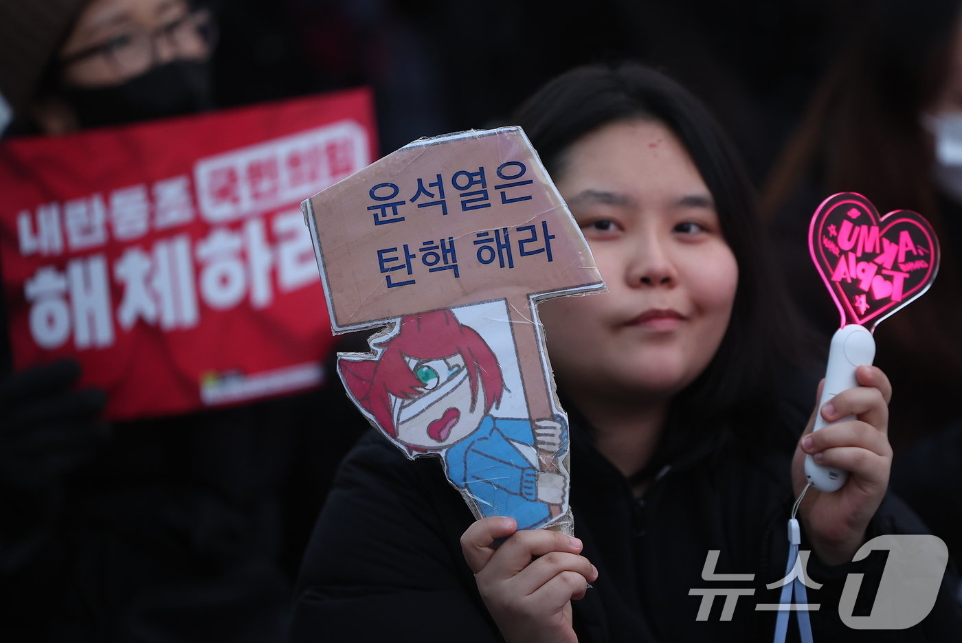 11일 오후 서울 영등포구 여의도 국회 앞에서 열리는 &#39;윤석열 즉각 탄핵 구속 촉구 촛불문화제&#39;를 앞두고 참가자들이 응원봉과 손팻말을 들고 있다. 2024.12.11/뉴스1 ⓒ News1 김진환 기자