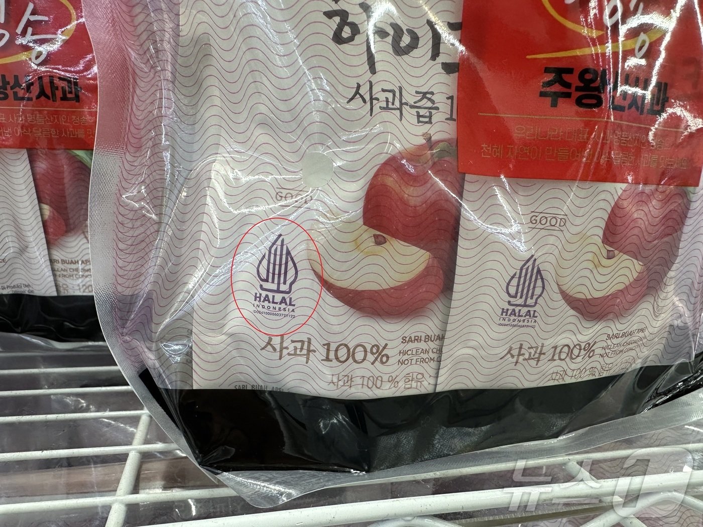 본문 이미지 - 자카르타에서 판매 중인 한국산 사과즙. 할랄 인증을 받았다는 표식이 인쇄되어 있다. ⓒNews1 나혜윤 기자