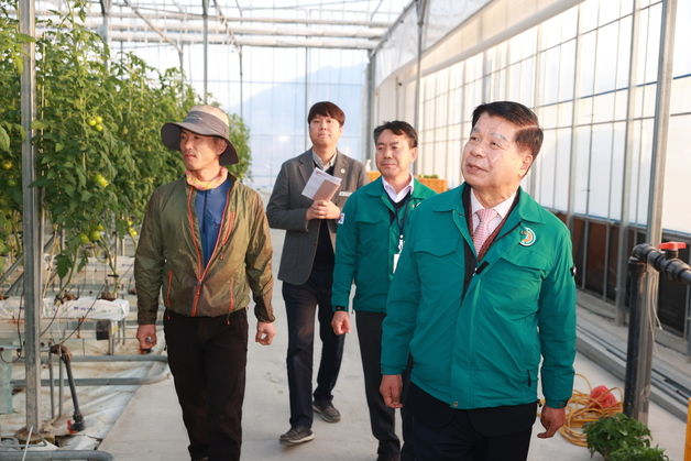 이상근 고성군수, 부추·토마토 농가 겨울철 한파 대비 점검