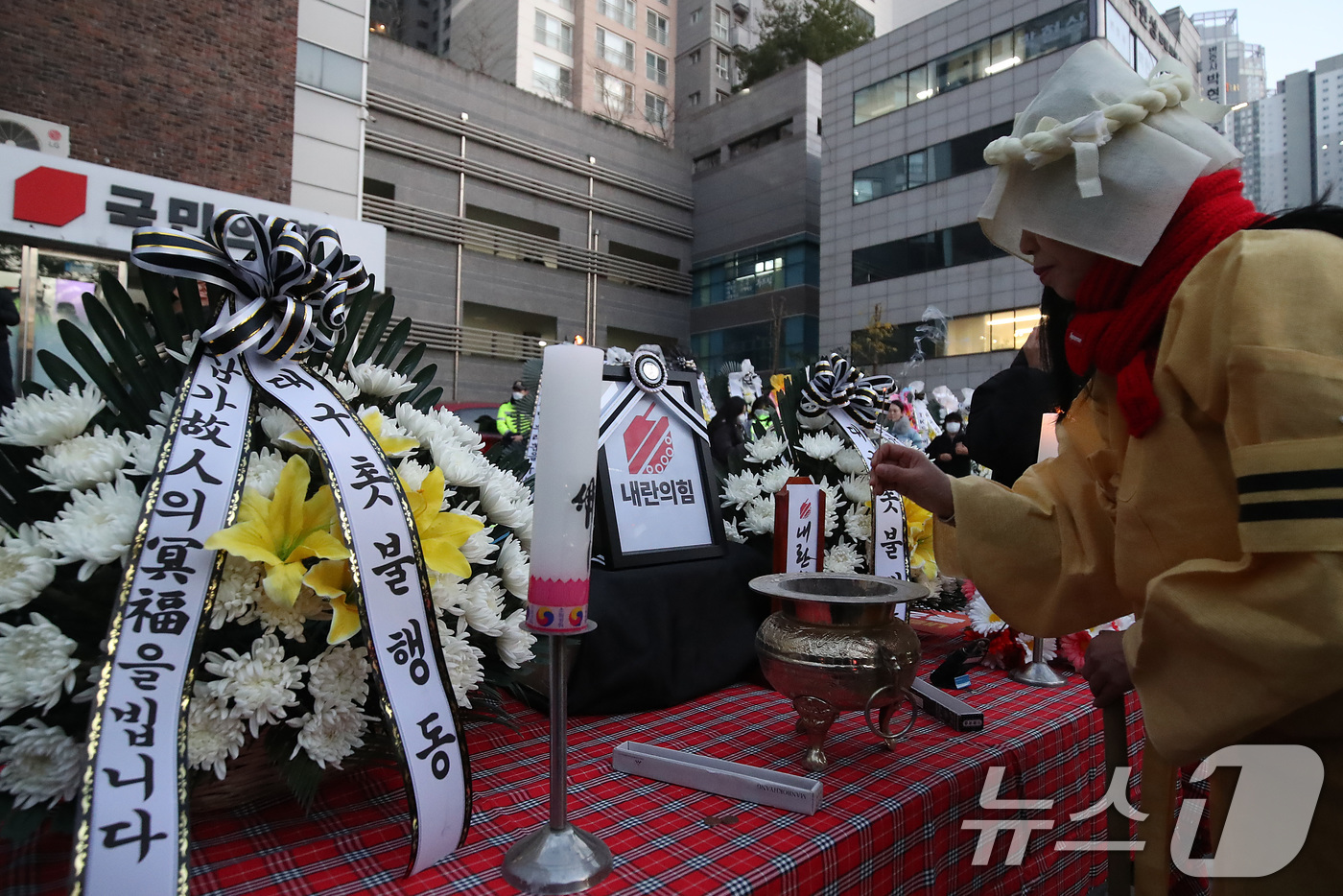 (대구=뉴스1) 공정식 기자 = 11일 오후 대구 수성구 범어동 국민의힘 대구경북 당사 앞에서 열린 '내란공범 국짐당 장례식' 분향소에 시민들의 분향과 헌화가 이어지고 있다. 20 …