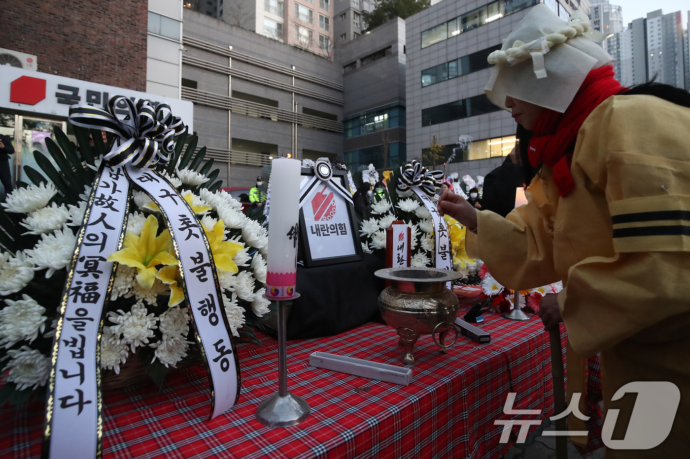 (대구=뉴스1) 공정식 기자 = 11일 오후 대구 수성구 범어동 국민의힘 대구경북 당사 앞에서 열린 '내란공범 국짐당 장례식' 분향소에 시민들의 분향과 헌화가 이어지고 있다. 20 …