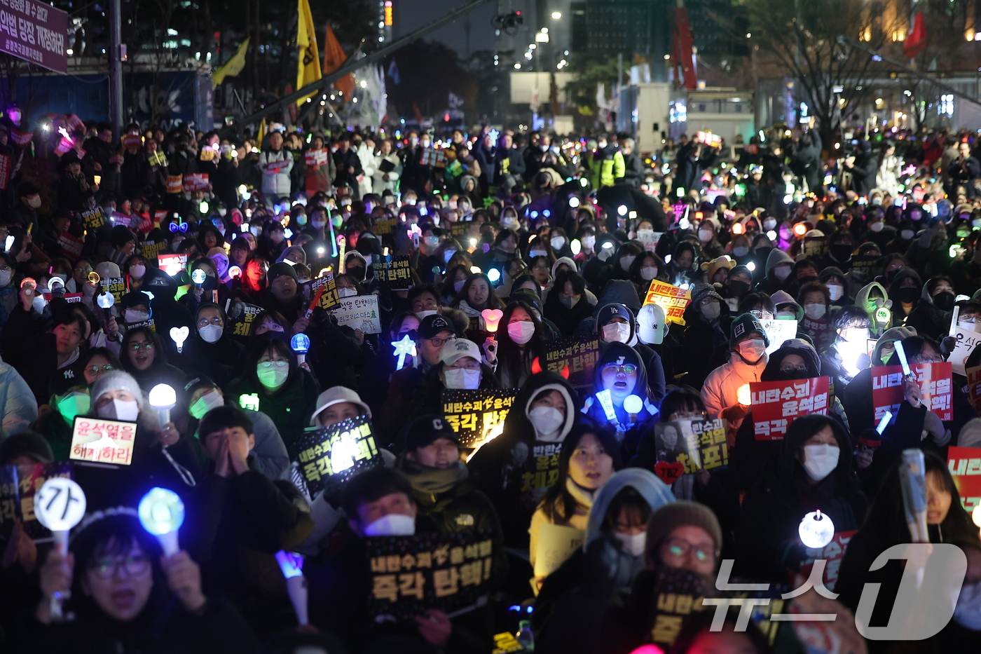 (서울=뉴스1) 김진환 기자 = 11일 오후 서울 영등포구 여의도 국회 앞에서 열린 '윤석열 즉각 탄핵 구속 촉구 촛불문화제'에서 참가자들이 응원봉과 손팻말을 들고 있다. 2024 …