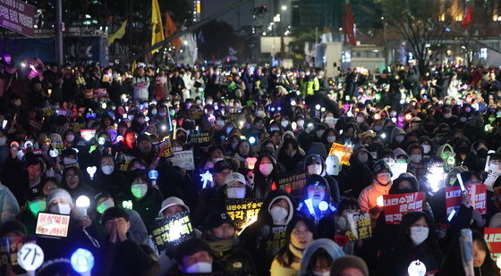 '내란수괴 윤석열 즉각 탄핵!'