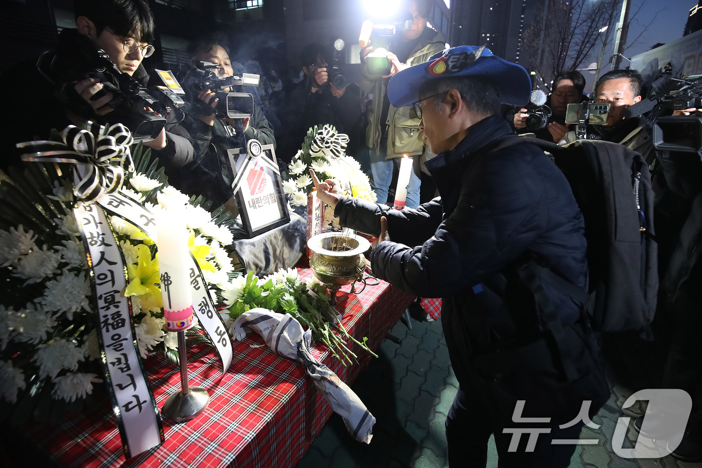 (대구=뉴스1) 공정식 기자 = 11일 오후 대구 수성구 범어동 국민의힘 대구경북 당사 앞에서 열린 '내란공범 국짐당 장례식' 분향소에 시민들의 분향과 헌화가 이어지고 있다. 20 …