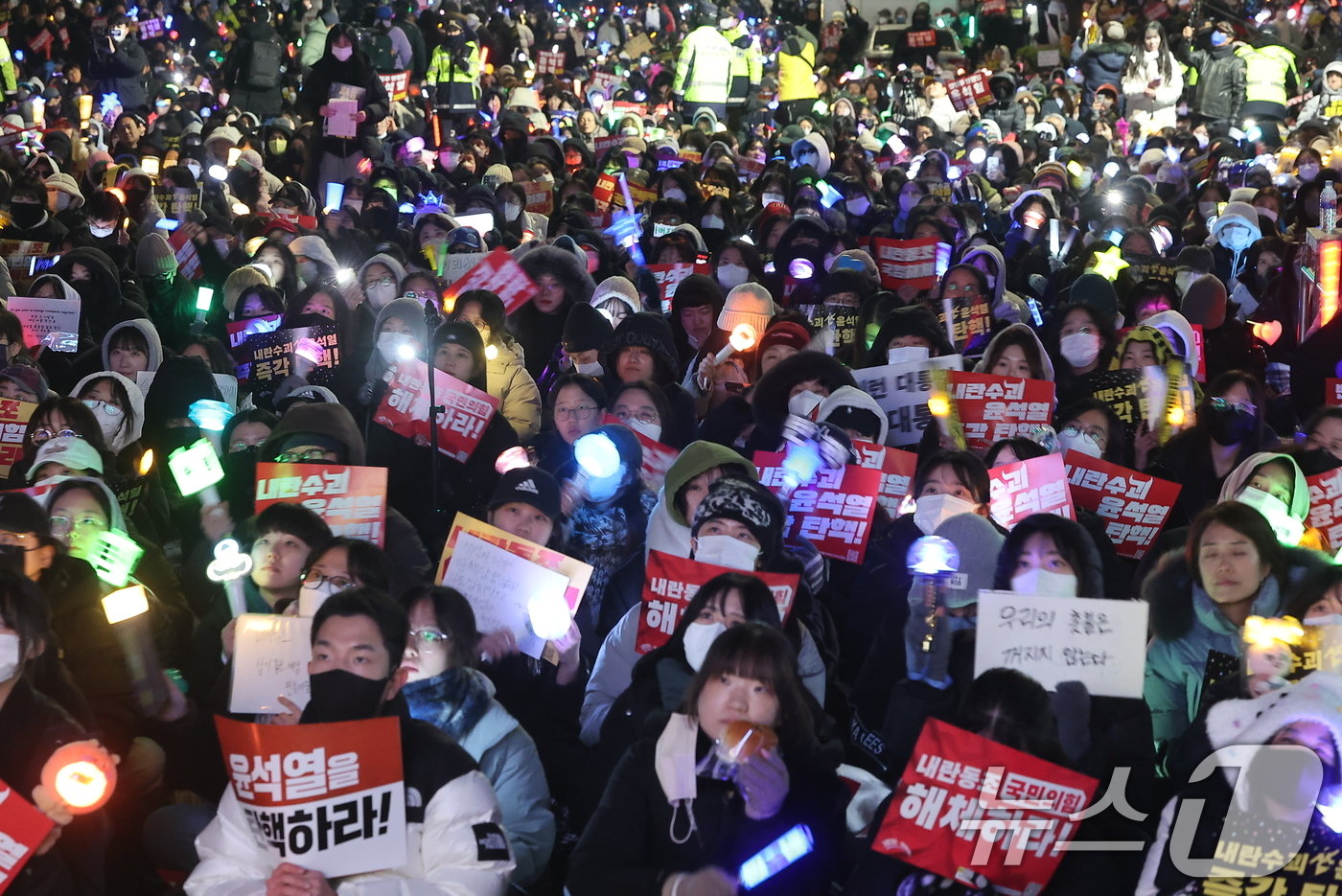 11일 오후 서울 영등포구 여의도 국회 앞에서 열린 &#39;윤석열 즉각 탄핵 구속 촉구 촛불문화제&#39;에서 참가자들이 응원봉과 손팻말을 들고 있다. 2024.12.11/뉴스1 ⓒ News1 김진환 기자