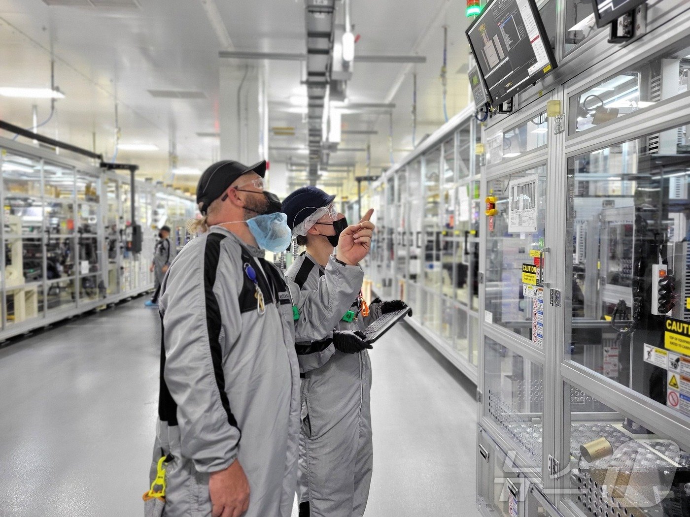 본문 이미지 - 지난달 30일&#40;현지시간&#41; 미국 테네시주에 위치한 얼티엄셀즈 제2공장에서 현지 직원들이 배터리 생산 현황을 점검하고 있다. LG에너지솔루션과 미국 1위 자동차 업체 GM이 설립한 두 번째 전기차 배터리 생산 공장으로 올해 3월 본격 가동을 시작했다. 얼티엄셀즈 생산 공장이 언론에 공개된 것은 이번이 처음이다. &#40;LG에너지솔루션 제공&#41;