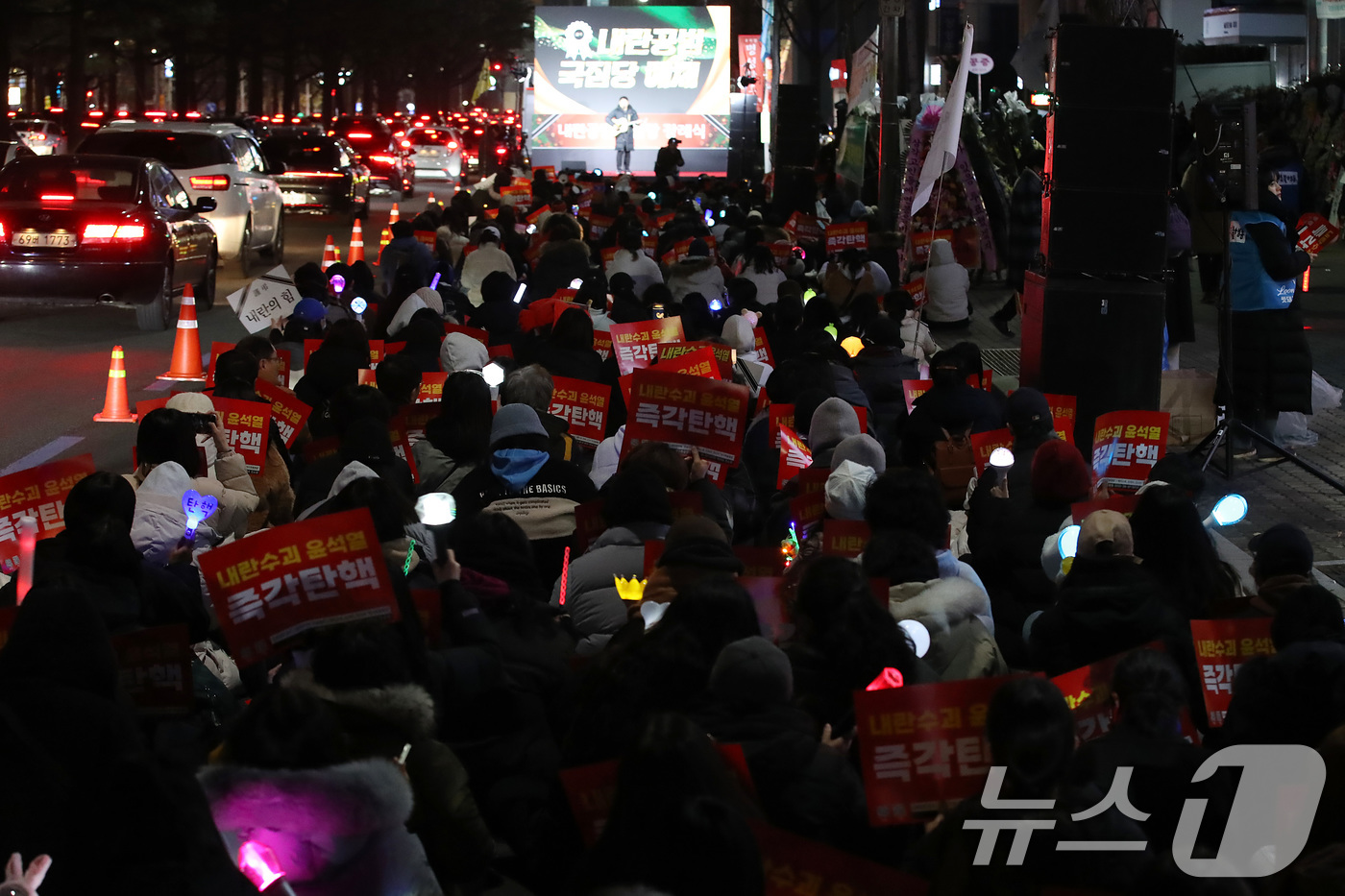 (대구=뉴스1) 공정식 기자 = 11일 오후 대구 수성구 범어동 국민의힘 대구경북 당사 앞에서 '내란공범 국짐당 장례식'이 열리고 있다. 2024.12.11/뉴스1