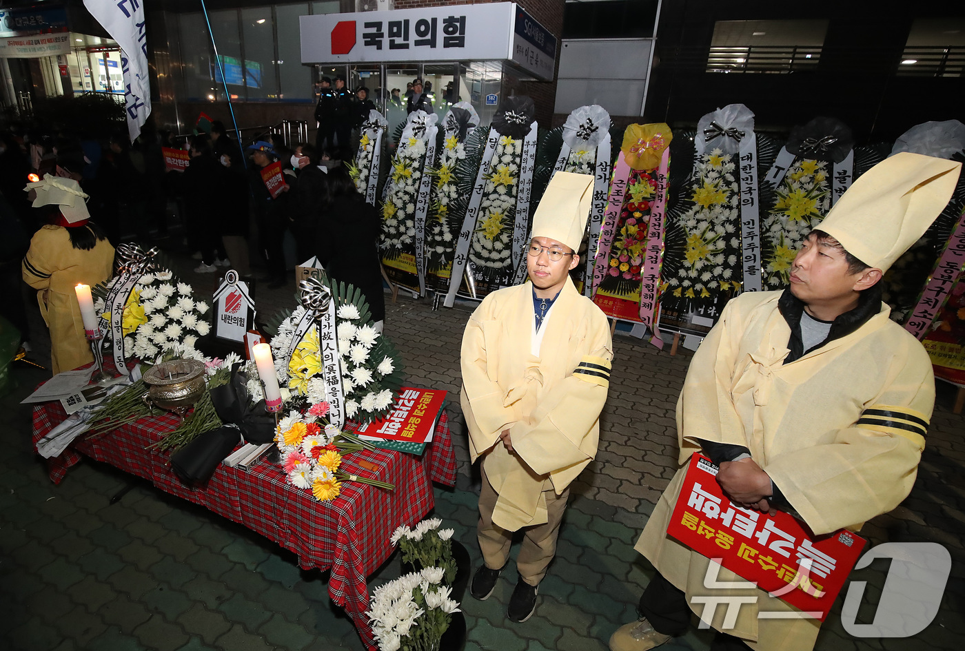 (대구=뉴스1) 공정식 기자 = 11일 오후 대구 수성구 범어동 국민의힘 대구경북 당사 앞에서 열린 '내란공범 국짐당 장례식' 분향소에 시민들의 분향과 헌화가 이어지고 있다. 20 …