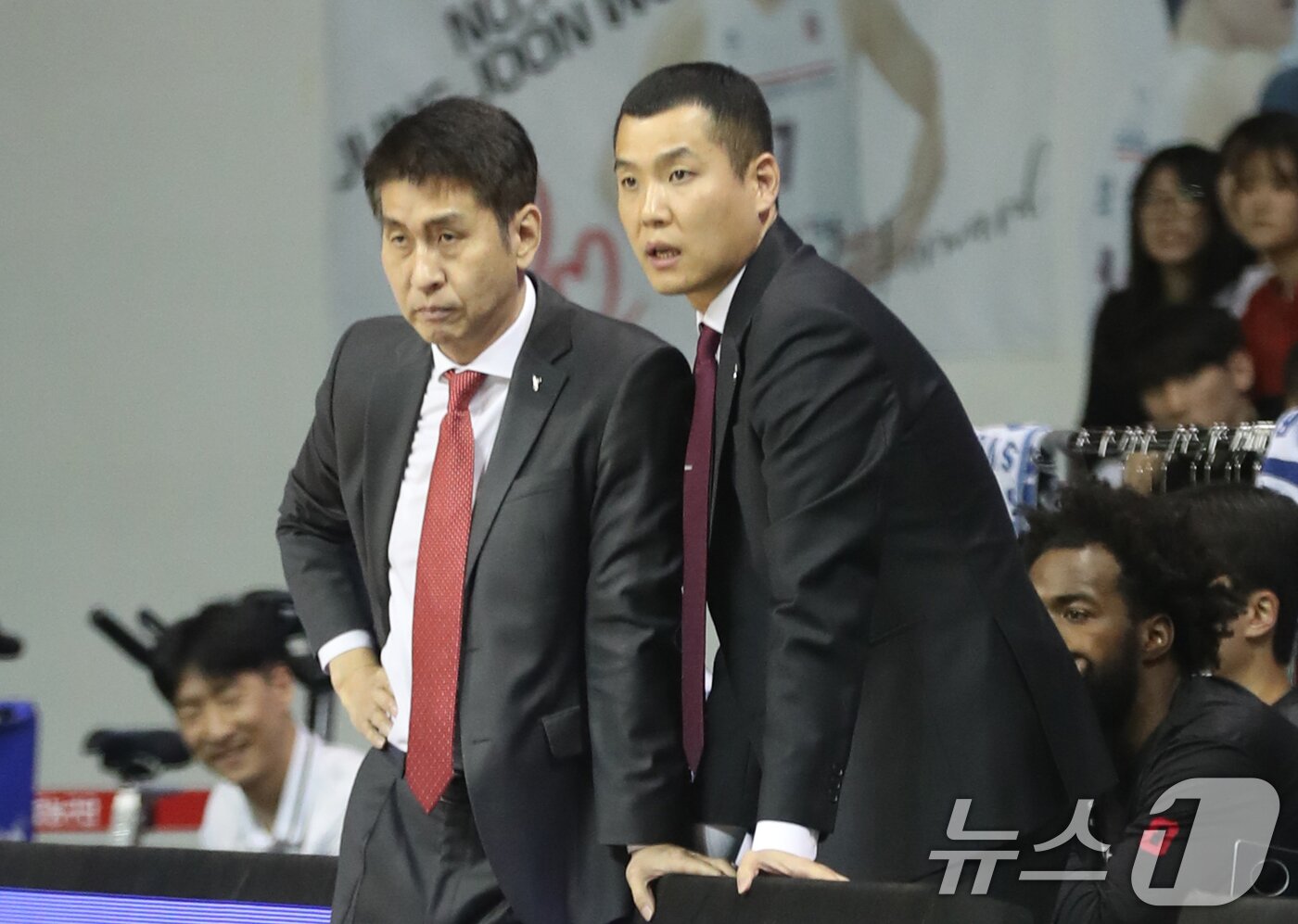 본문 이미지 - 11일 오후 경기 안양시 동안구 안양 정관장 아레나에서 열린 '2024-2025 KCC 프로농구' 정규리그 안양 정관장 레드부스터스와 서울 삼성 썬더스의 경기에서 정관장 김상식 감독이 경기를 지켜보고 있다. 2024.12.11/뉴스1 ⓒ News1 김영운 기자