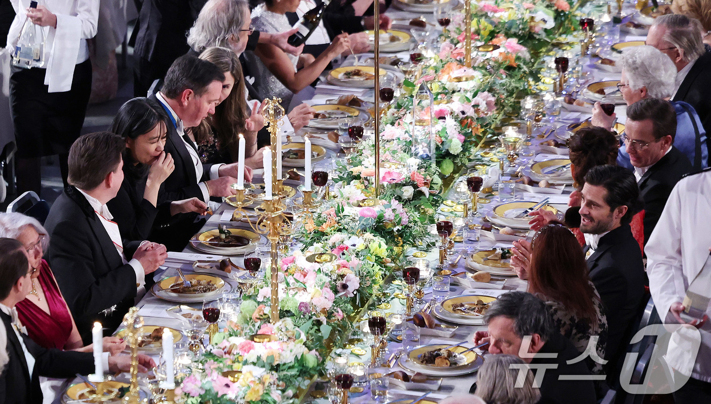 (스톡홀름(스웨덴)=뉴스1) 박지혜 기자 = 한강이 10일(현지시간) 스웨덴 스톡홀름 시청에서 열린 2024 노벨상 연회에 참석해 만찬을 즐기고 있다.한강은 이날 1300명이 참석 …