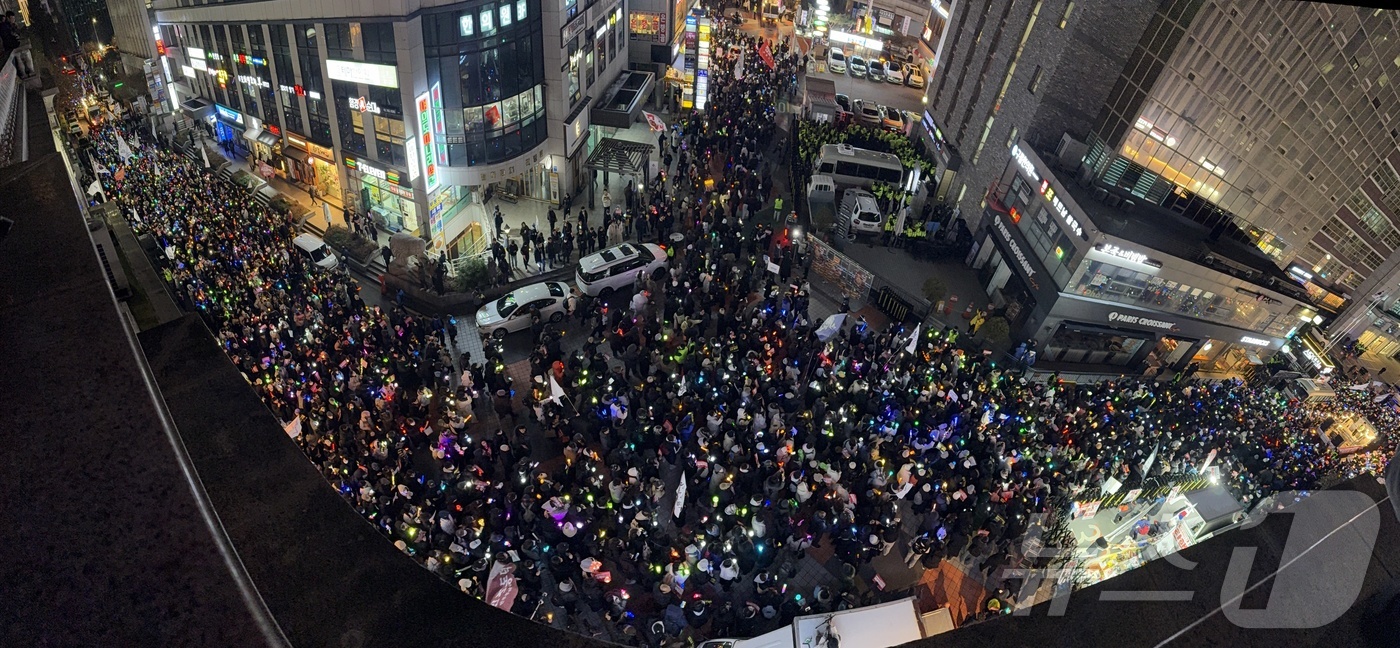 (서울=뉴스1) 김진환 기자 = 11일 오후 서울 여의도 국민의힘 당사 앞에서 시민들이 윤석열 대통령 탄핵과 국민의힘 해체를 촉구하고 있다. 2024.12.11/뉴스1