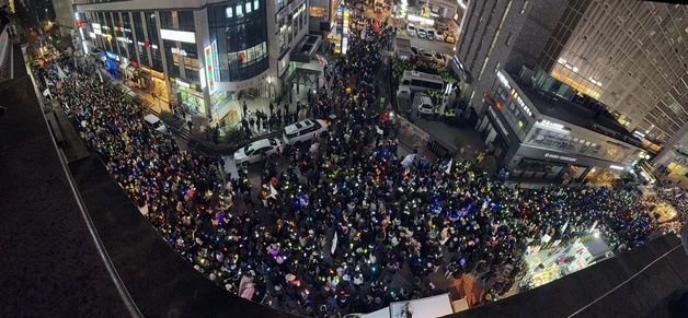 국민의힘 당사 향하는 시민들 '해체 촉구'