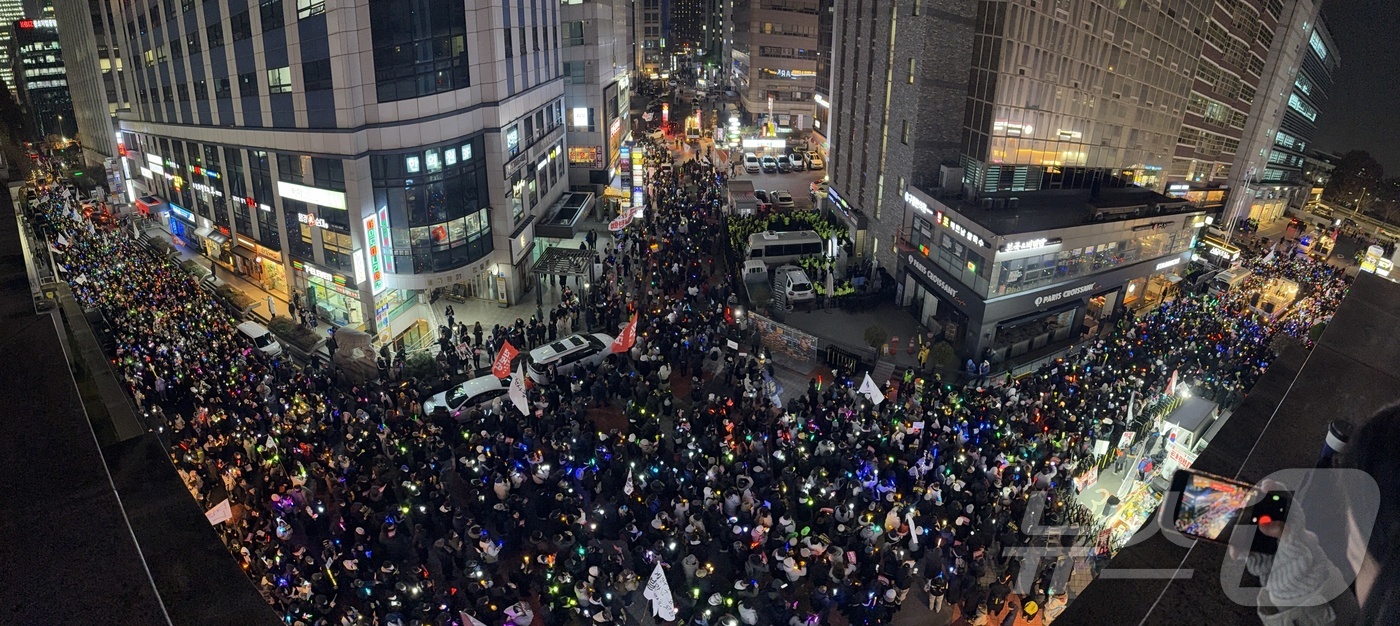 (서울=뉴스1) 김진환 기자 = 11일 오후 서울 여의도 국민의힘 당사 앞에서 시민들이 윤석열 대통령 탄핵과 국민의힘 해체를 촉구하고 있다. 2024.12.11/뉴스1