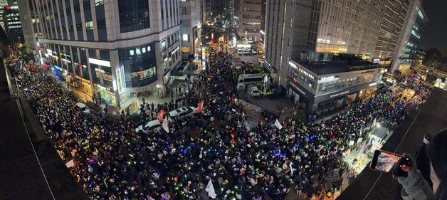 국민의힘 당사 앞에 모인 시민들