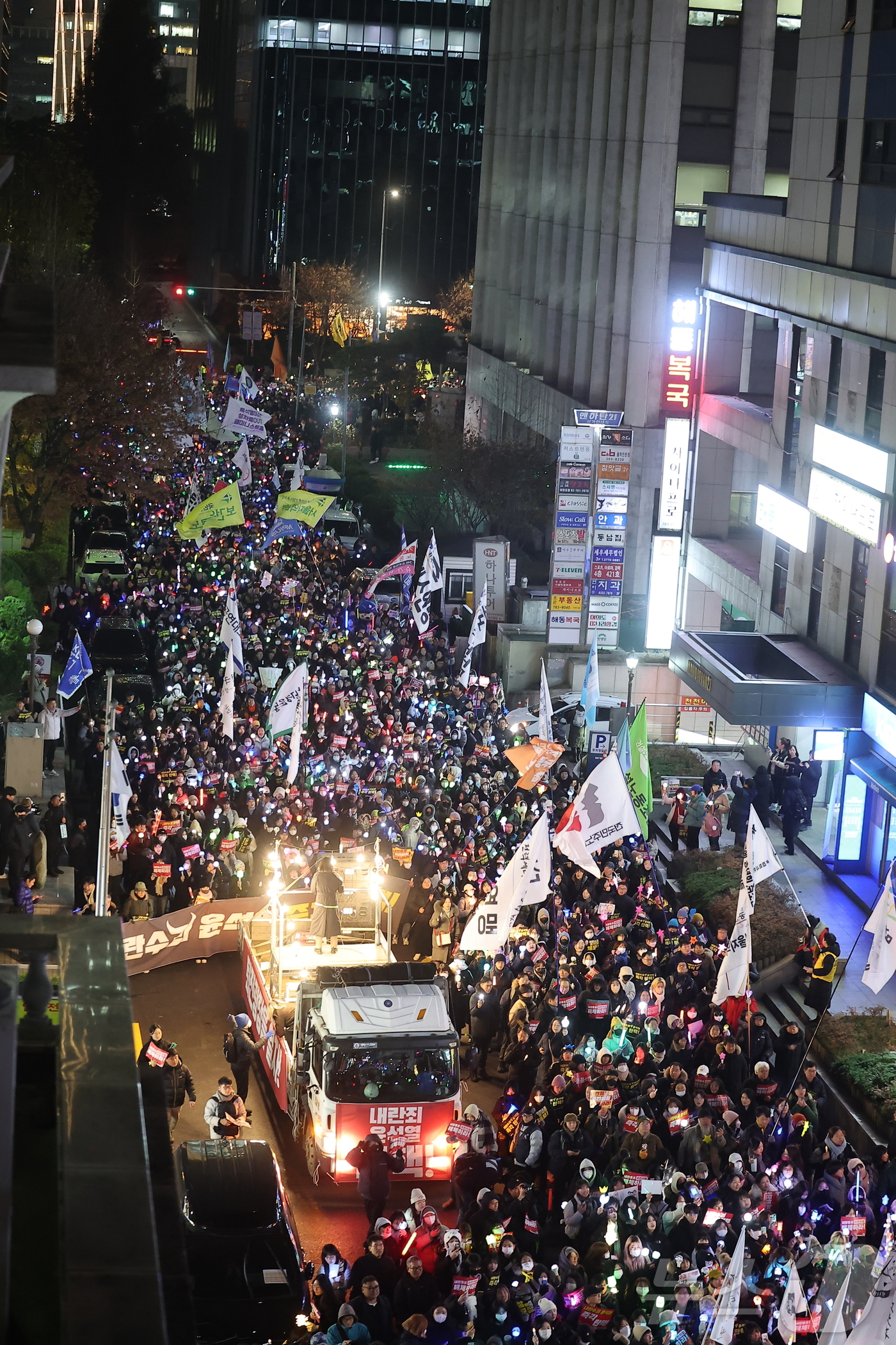 (서울=뉴스1) 김진환 기자 = 11일 오후 서울 여의도 국민의힘 당사 앞에서 시민들이 윤석열 대통령 탄핵과 국민의힘 해체를 촉구하고 있다. 2024.12.11/뉴스1