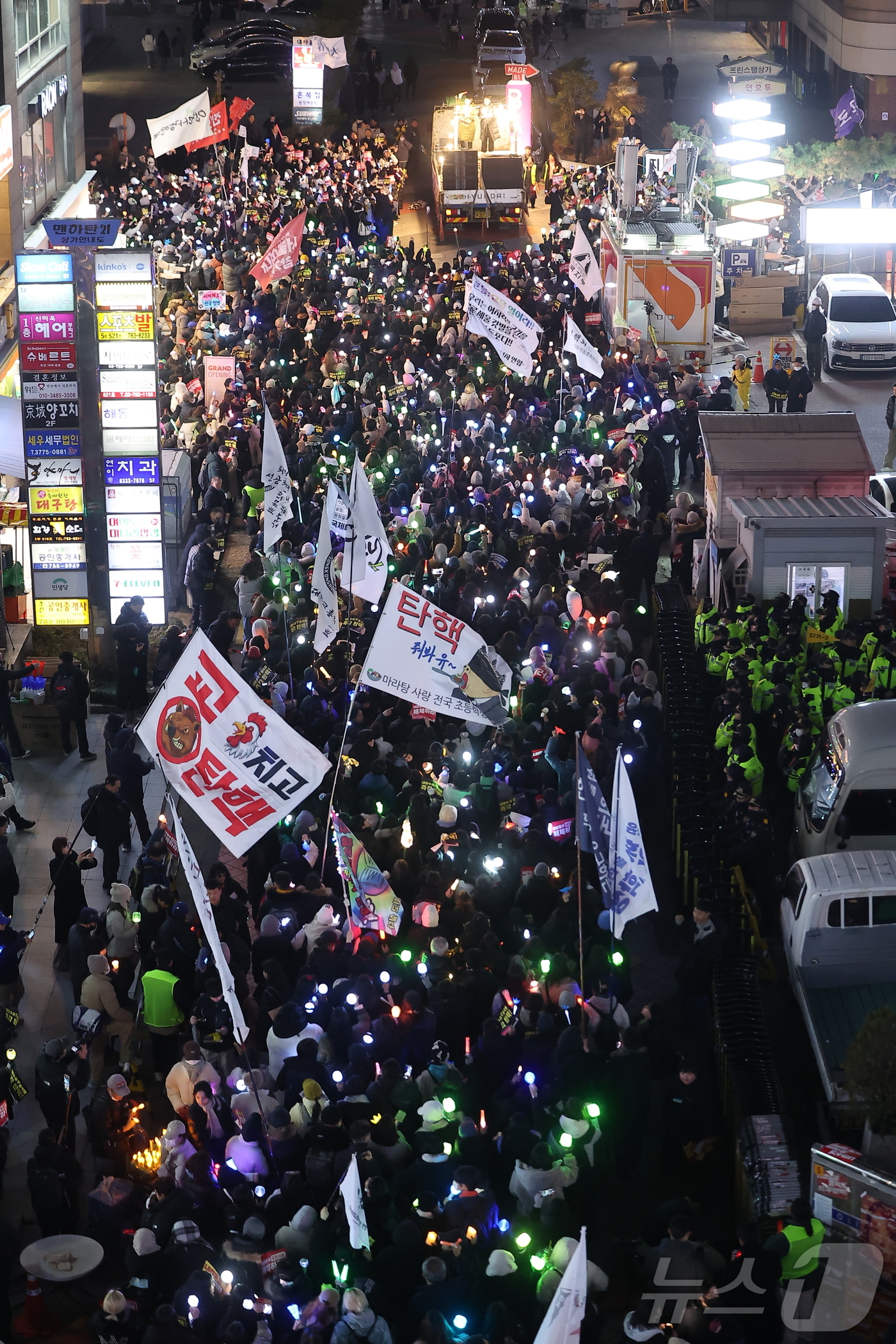 (서울=뉴스1) 김진환 기자 = 11일 오후 서울 여의도 국민의힘 당사 앞에서 시민들이 윤석열 대통령 탄핵과 국민의힘 해체를 촉구하고 있다. 2024.12.11/뉴스1