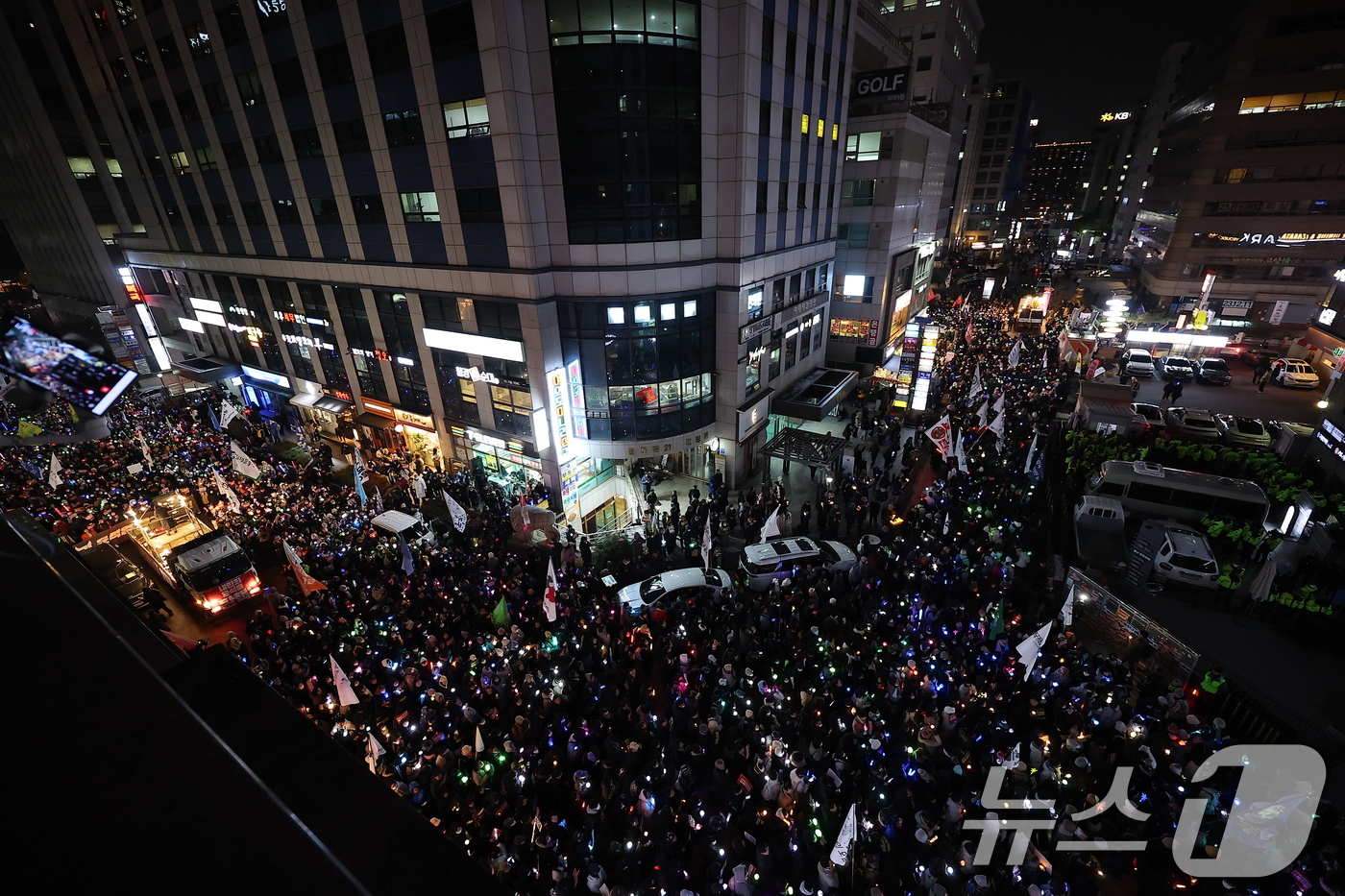 (서울=뉴스1) 김진환 기자 = 11일 오후 서울 여의도 국민의힘 당사 앞에서 시민들이 윤석열 대통령 탄핵과 국민의힘 해체를 촉구하고 있다. 2024.12.11/뉴스1