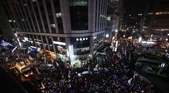 국민의힘 당사 향하는 촛불 행렬