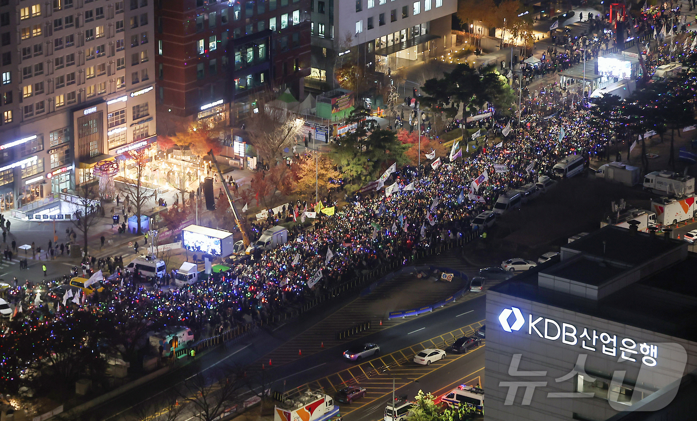 (서울=뉴스1) 김진환 기자 = 11일 오후 서울 영등포구 여의도 국회 앞에서 '윤석열 즉각 탄핵 구속 촉구 촛불문화제'가 열리고 있다. 2024.12.11/뉴스1