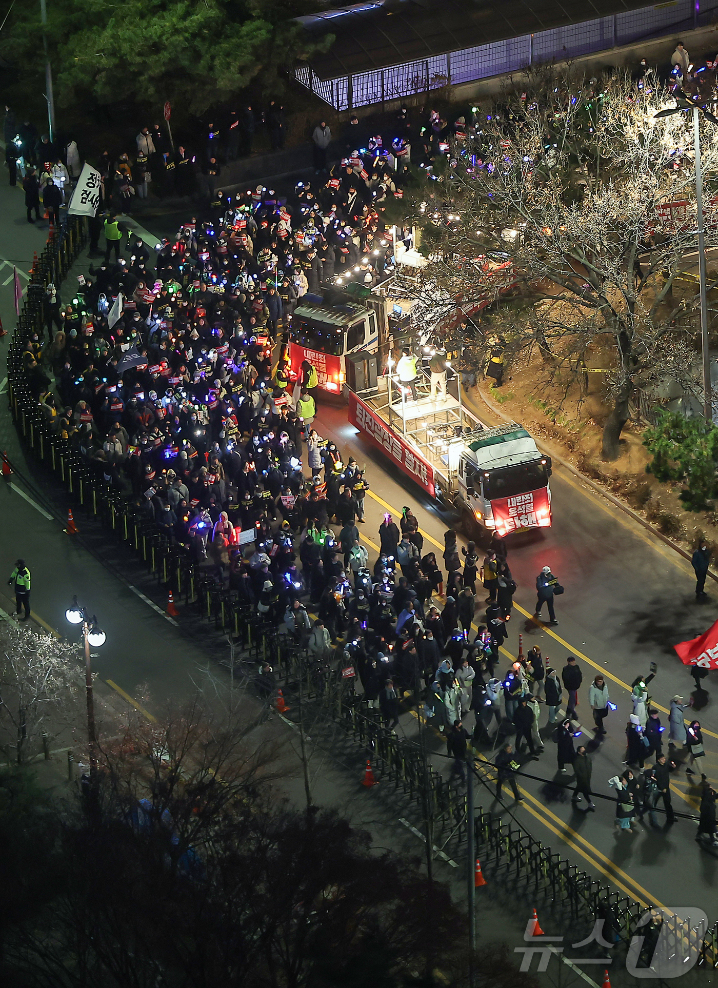 (서울=뉴스1) 김진환 기자 = 11일 오후 서울 여의도 국민의힘 당사 앞에서 시민들이 윤석열 대통령 탄핵과 국민의힘 해체를 촉구하고 있다. 2024.12.11/뉴스1