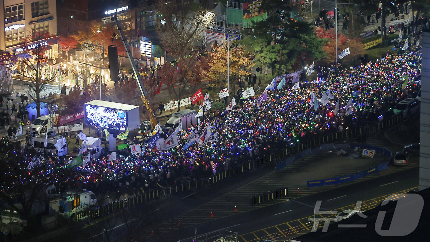 (서울=뉴스1) 김진환 기자 = 11일 오후 서울 영등포구 여의도 국회 앞에서 '윤석열 즉각 탄핵 구속 촉구 촛불문화제'가 열리고 있다. 2024.12.11/뉴스1