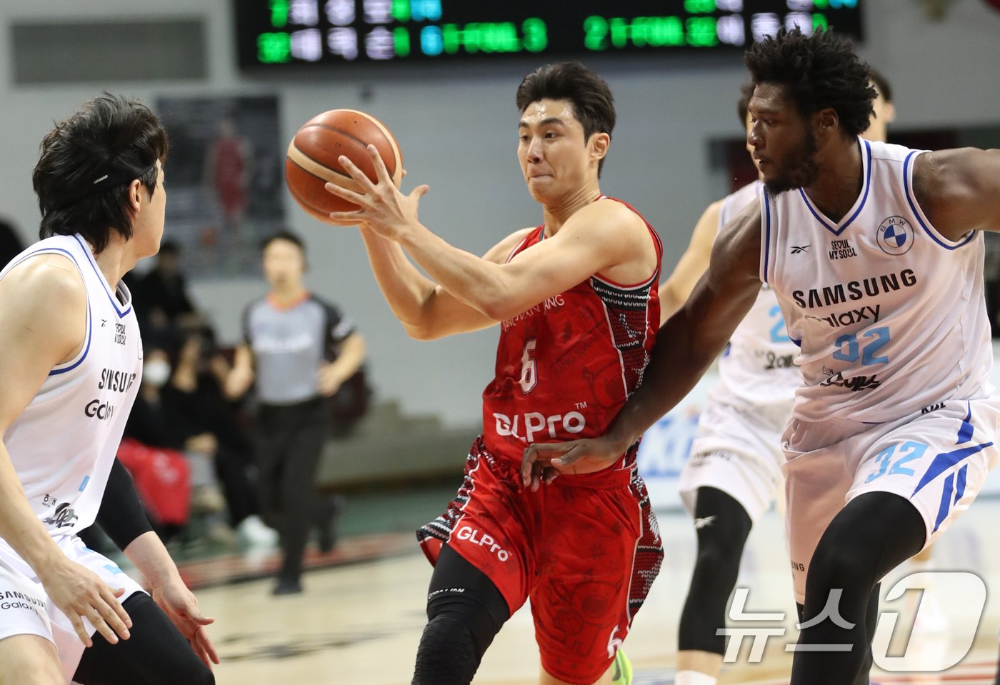 본문 이미지 - 11일 오후 경기 안양시 동안구 안양 정관장 아레나에서 열린 &#39;2024-2025 KCC 프로농구&#39; 정규리그 안양 정관장 레드부스터스와 서울 삼성 썬더스의 경기에서 정관장 박지훈이 돌파하고 있다. 2024.12.11/뉴스1 ⓒ News1 김영운 기자