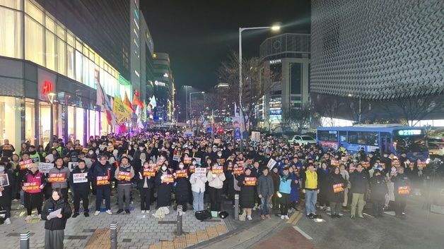 “탄핵 기다리다 연속 출석”…대전도심서 8일째 정권 퇴진 목소리