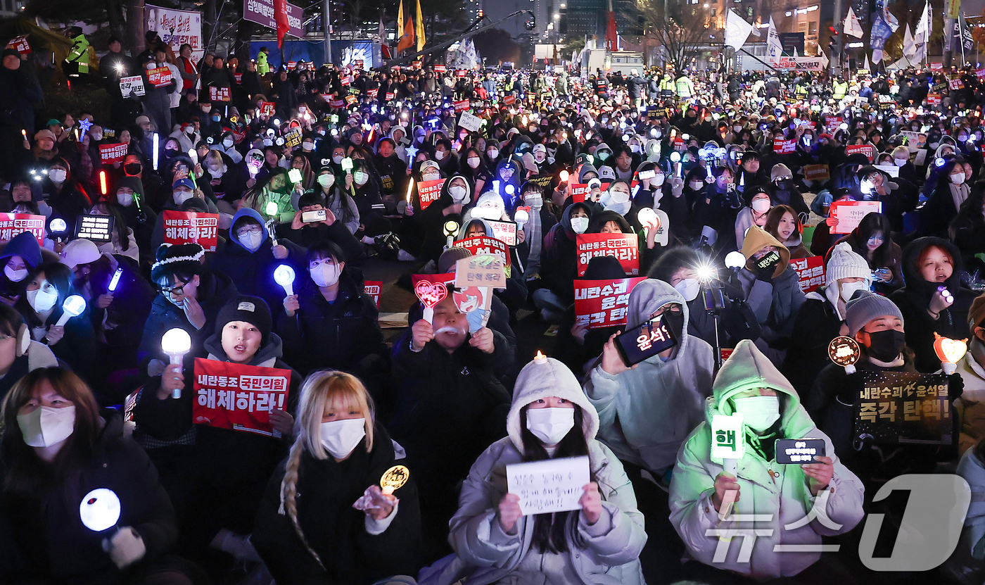 (서울=뉴스1) 김진환 기자 = 11일 오후 서울 영등포구 여의도 국회 앞에서 열린 '윤석열 즉각 탄핵 구속 촉구 촛불문화제'에서 참가자들이 응원봉과 손팻말을 들고 있다. 2024 …