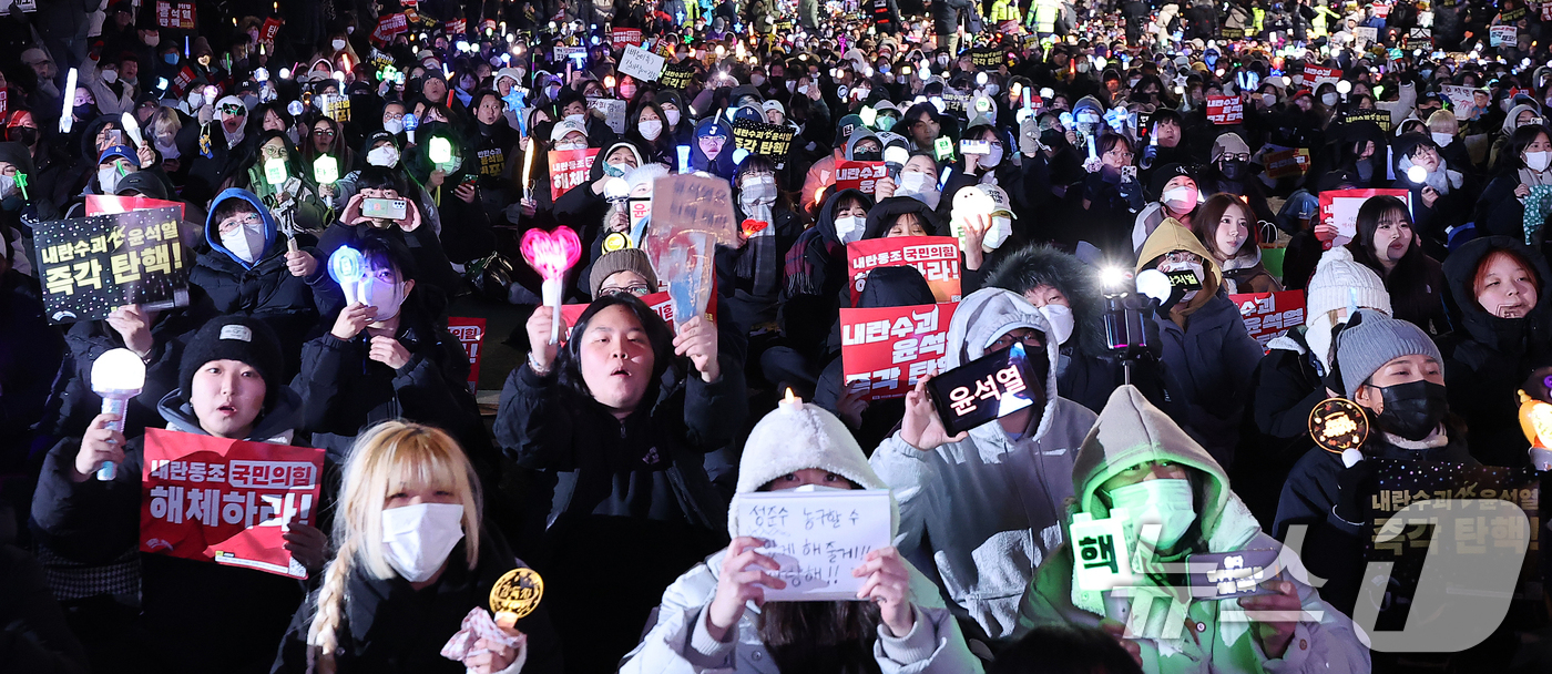 (서울=뉴스1) 김진환 기자 = 11일 오후 서울 영등포구 여의도 국회 앞에서 열린 '윤석열 즉각 탄핵 구속 촉구 촛불문화제'에서 참가자들이 응원봉과 손팻말을 들고 있다. 2024 …