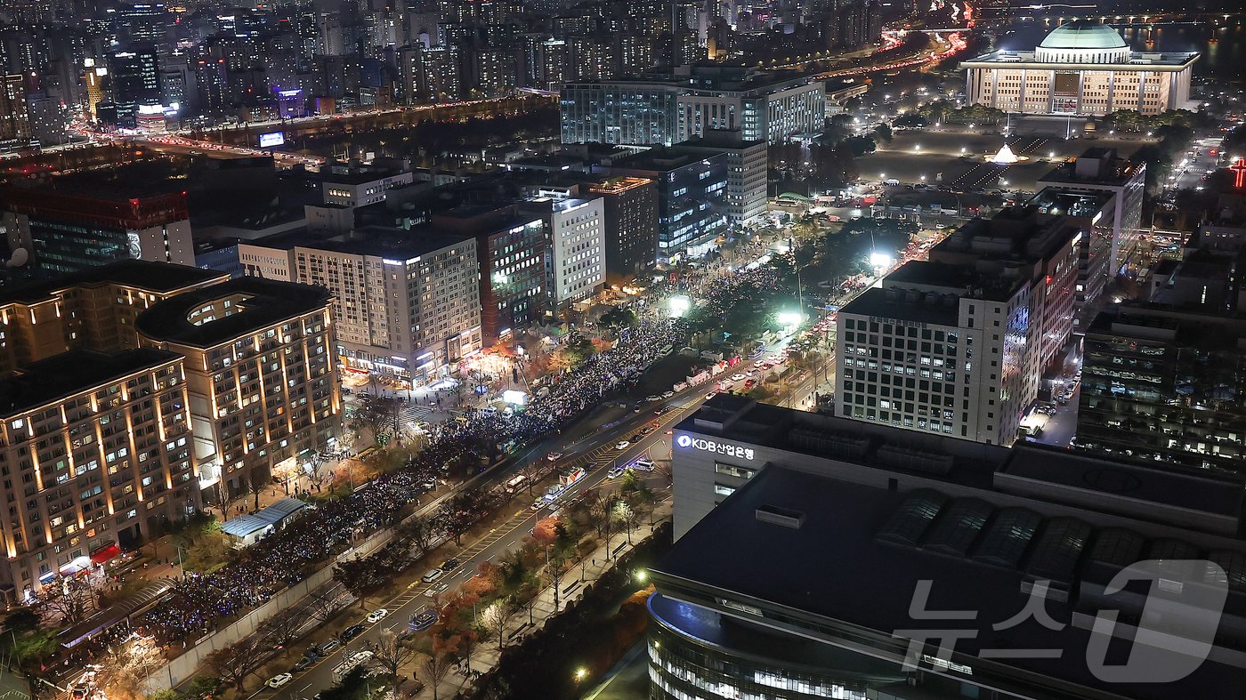 11일 오후 서울 영등포구 여의도 국회 앞에서 &#39;윤석열 즉각 탄핵 구속 촉구 촛불문화제&#39;가 열리고 있다. 2024.12.11/뉴스1 ⓒ News1 김진환 기자