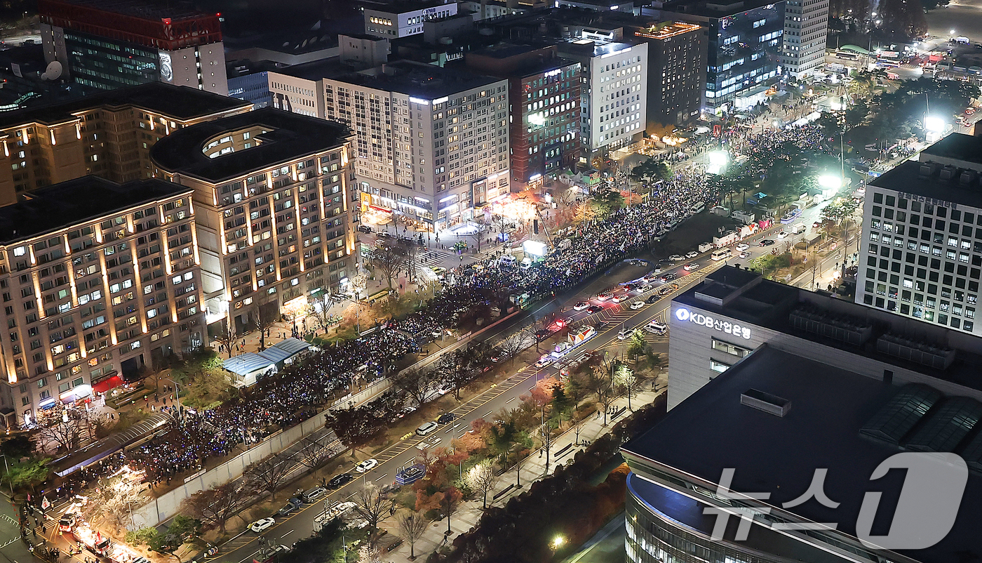 (서울=뉴스1) 김진환 기자 = 11일 오후 서울 영등포구 여의도 국회 앞에서 '윤석열 즉각 탄핵 구속 촉구 촛불문화제'가 열리고 있다. 2024.12.11/뉴스1