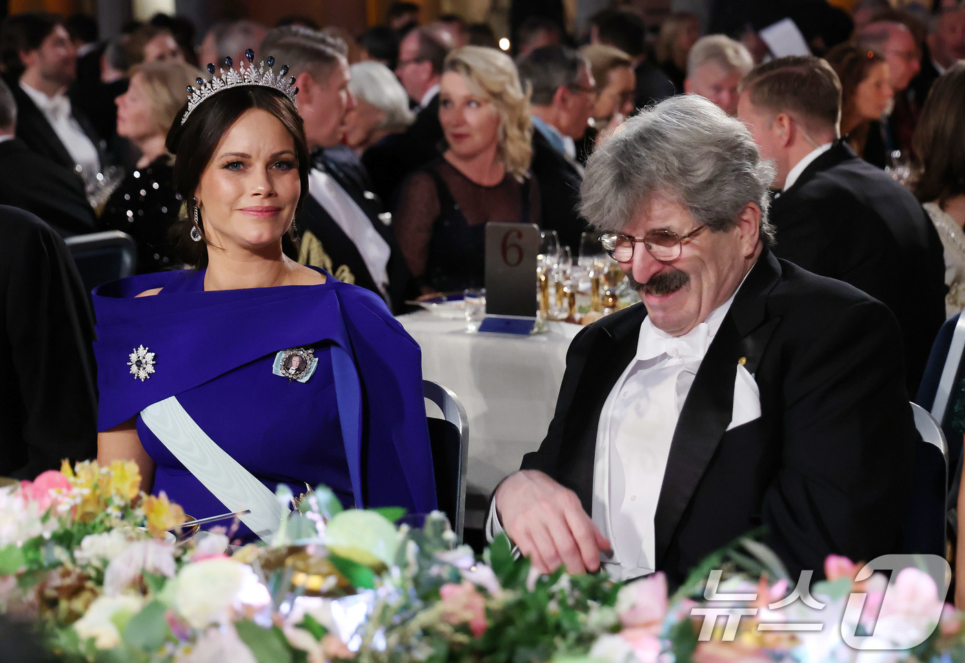 (스톡홀름(스웨덴)=뉴스1) 박지혜 기자 = 스웨덴 소피아 공주가 10일(현지 시각) 스웨덴 스톡홀름 시청사에서 열린 노벨상 시상식 연회에서 참석해 있다. 2024.12.11/뉴스 …