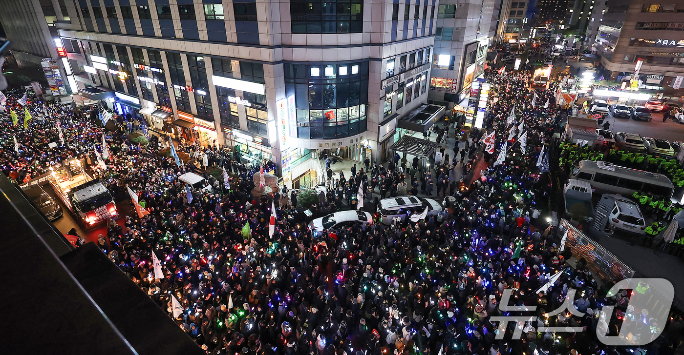 (서울=뉴스1) 김진환 기자 = 11일 오후 서울 여의도 국민의힘 당사 앞에서 시민들이 윤석열 대통령 탄핵과 국민의힘 해체를 촉구하고 있다. 2024.12.11/뉴스1