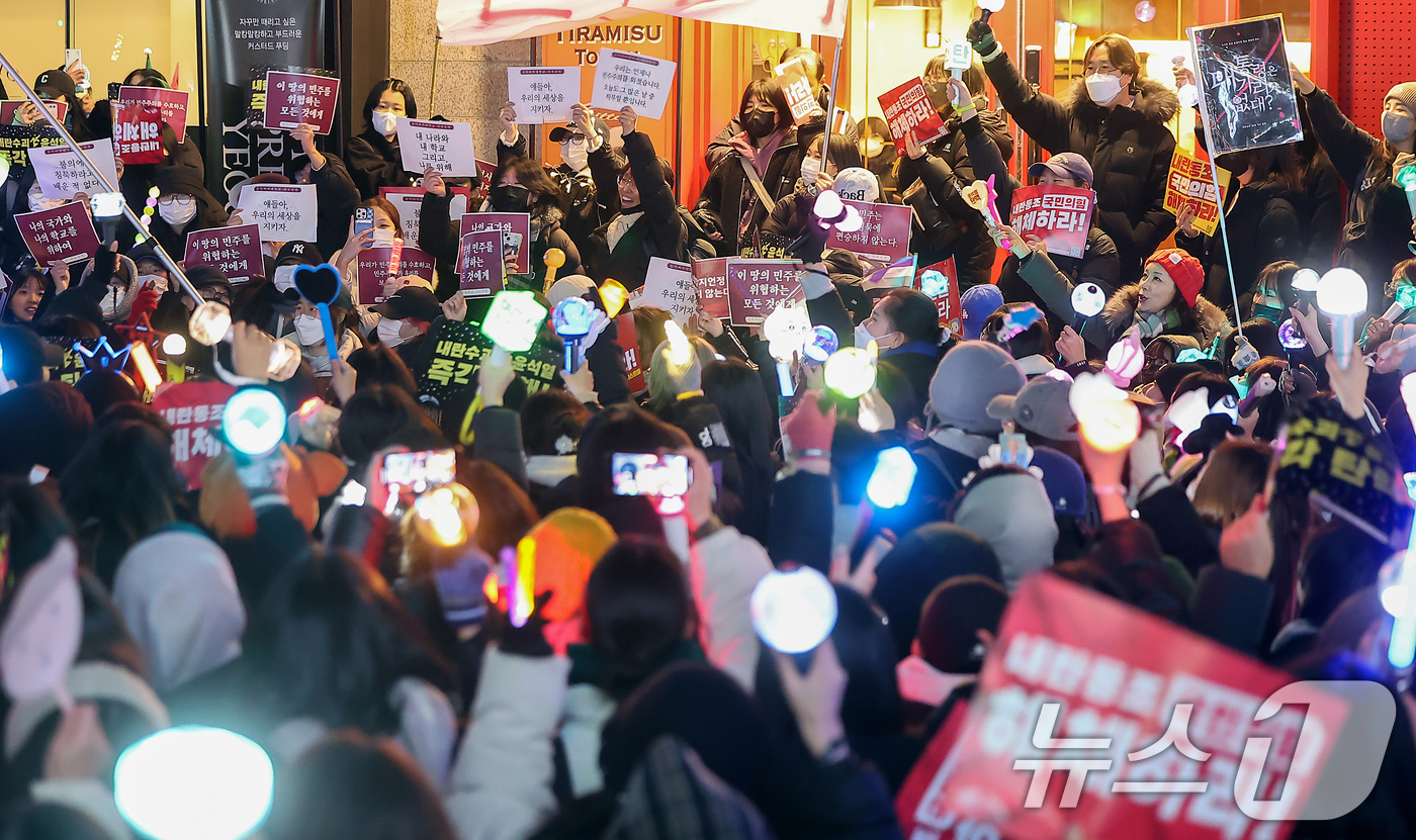 (서울=뉴스1) 김진환 기자 = 11일 오후 서울 여의도 국민의힘 당사 앞에서 시민들이 윤석열 대통령 탄핵과 국민의힘 해체를 촉구하고 있다. 2024.12.11/뉴스1