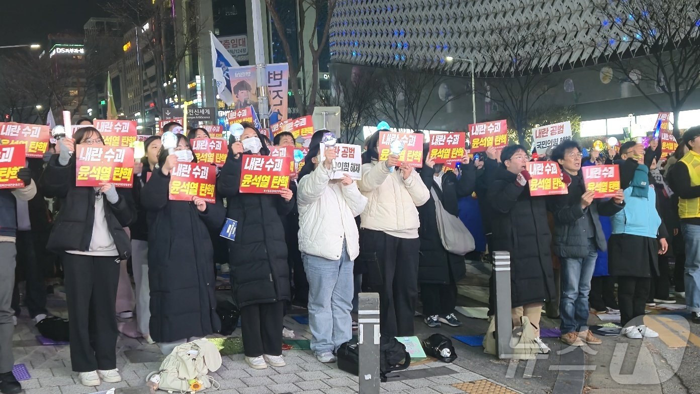  11일 저녁 대전 서구 은하수네거리 일대에서 아이돌 응원봉을 든 시민들이 윤석열 대통령의 퇴진을 촉구하고 있다 2024.12.11 /뉴스1 ⓒ News1 허진실 기자 