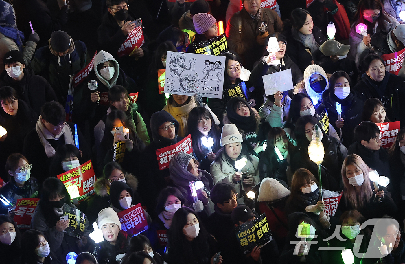 (서울=뉴스1) 김진환 기자 = 11일 오후 서울 여의도 국민의힘 당사 앞에서 응원봉과 손팻말을 든 시민들이 윤석열 대통령 탄핵과 국민의힘 해체를 촉구하고 있다. 2024.12.1 …