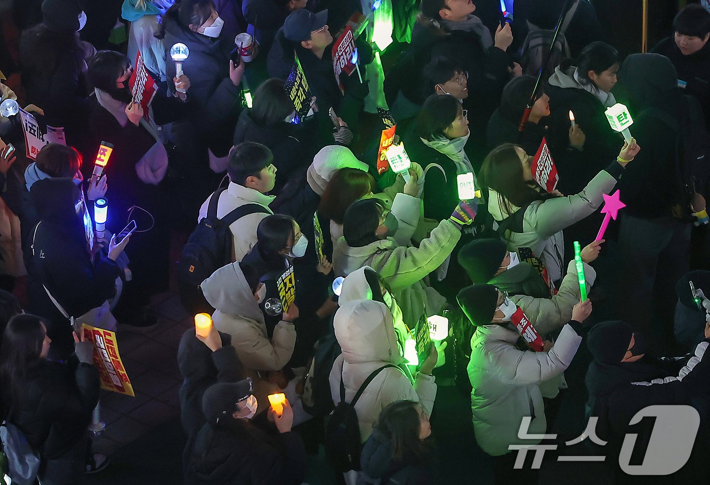 본문 이미지 - 11일 오후 서울 여의도 국민의힘 당사 앞에서 응원봉과 손팻말을 든 시민들이 윤석열 대통령 탄핵과 국민의힘 해체를 촉구하고 있다. 2024.12.11/뉴스1 ⓒ News1 김진환 기자