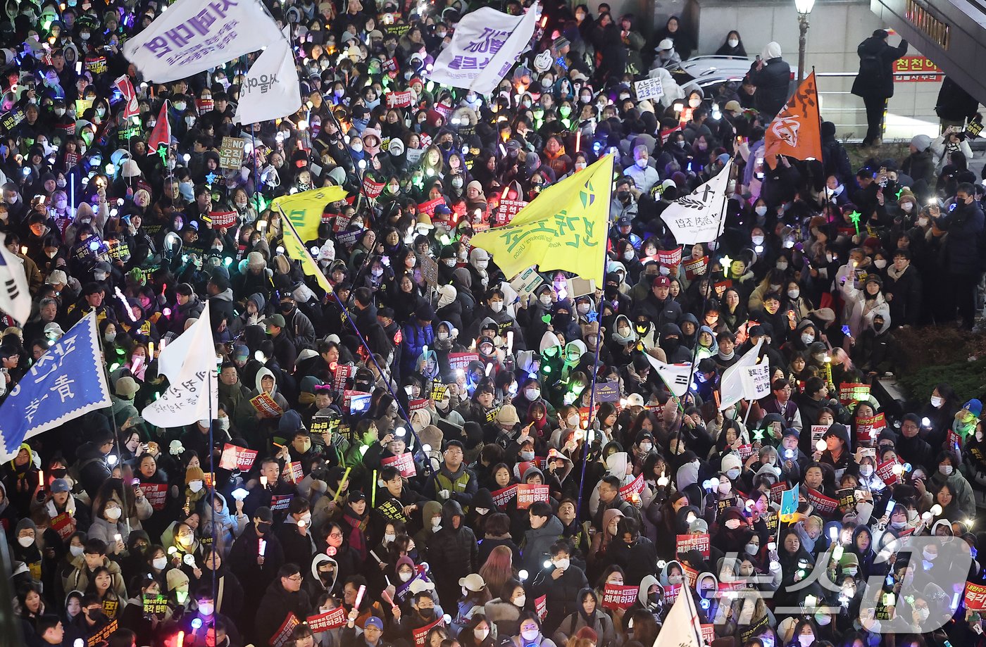 11일 오후 서울 여의도 국민의힘 당사 앞에서 시민들이 윤석열 대통령 탄핵과 국민의힘 해체를 촉구하고 있다. 2024.12.11/뉴스1 ⓒ News1 김진환 기자